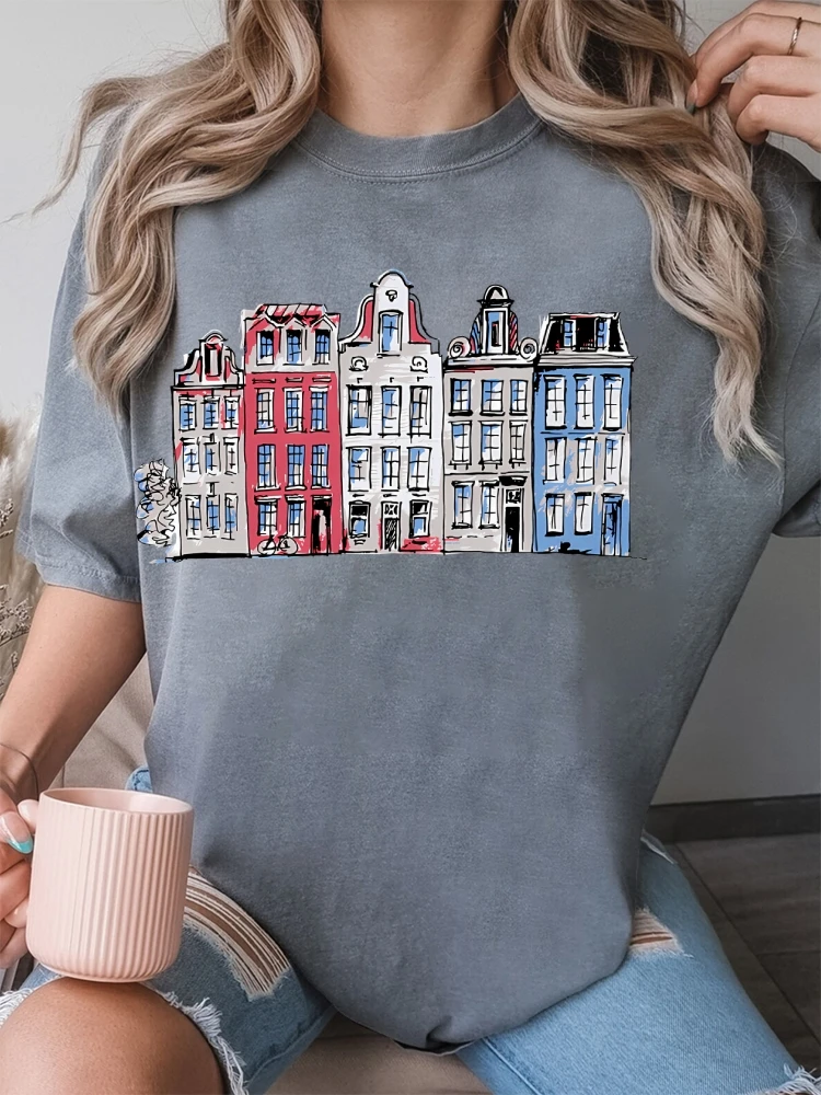 패션 티셔츠 캐주얼 라운드 넥 반팔 탑은 다채로운 건물 일러스트로 장식되어 있습니다. 트렌디한 스트리트웨어