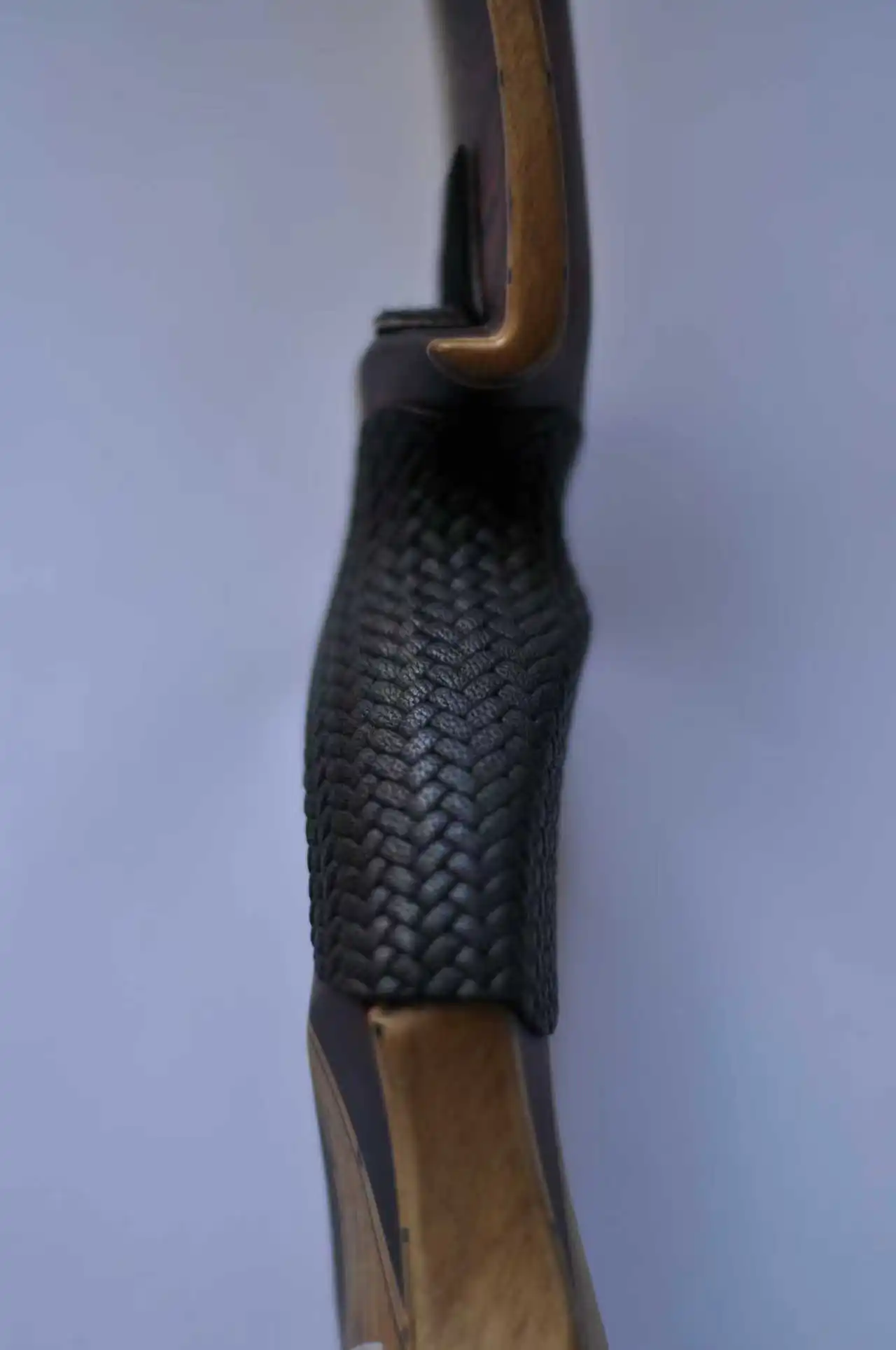 قبضة PAWGEAR من الجلد المحبب بالكامل غير قابلة للانزلاق ومقاومة للعرق لأقواس الصيد التقليدية - قوس رماية مريح ومتين