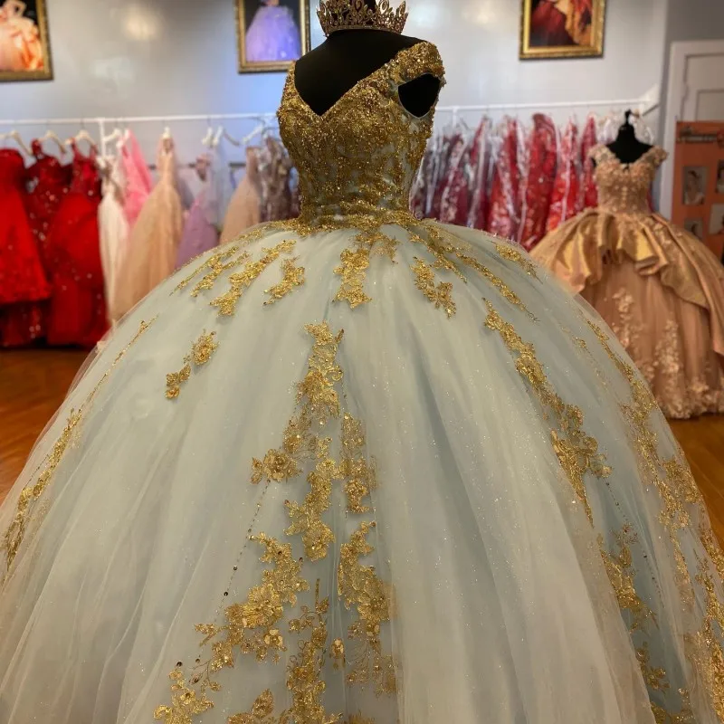 IRIDESCENT Sexy V-Neck Gold Applique Beaded Ball Gown Quinceanera Dresses Sleeveless Tull Princess Lace Up Sweet 16 15 Vestidos