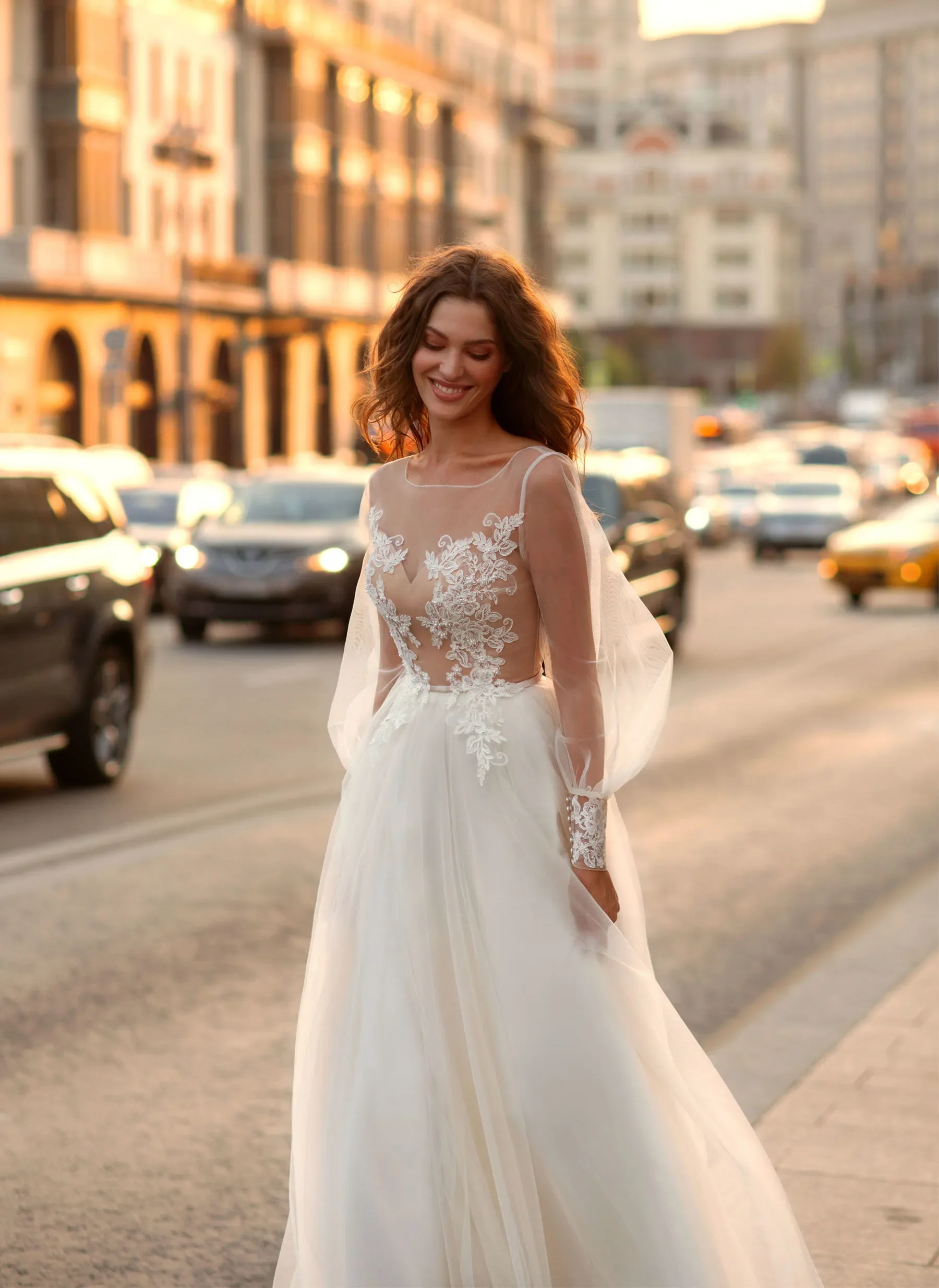 Senhora romântica elegante um vestido de casamento, decalque puro sexy, manga comprida, camisola de tule, trem, vestido nupcial da praia, fotografia de rua