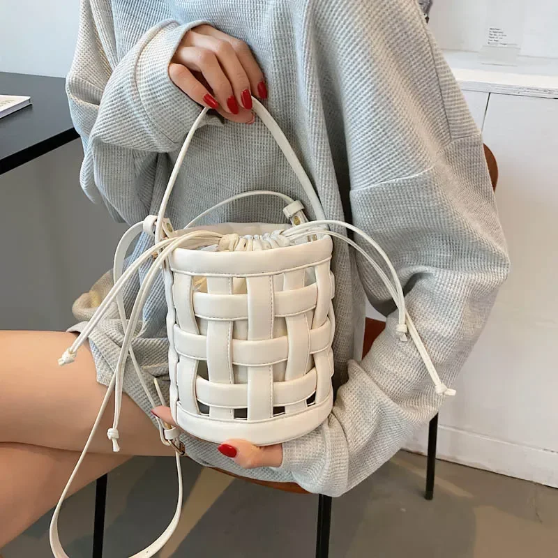 

2024 Summer Internet Celebrity Trendy Versatile Fashion Spicy Girl New Women's High Feel Bucket Bag Woven Handheld Crossbody Bag