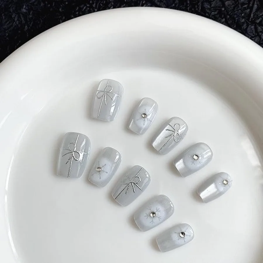 ضغط مربع قصير على الأظافر للاحتفال بعيد الميلاد والشتاء، تصميم عين القطة باللون الأبيض اللامع مع الماس المتلألئ وندفة الثلج أ