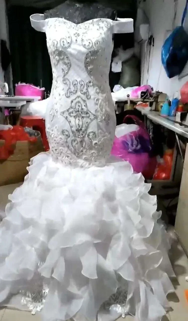 ชุดแต่งงานทรงเมอร์เมดประดับเลื่อมลูกปัดวิบวับแบบสั่งทำพิเศษ ด้านหลังรัดตัว กระโปรงระบายหลายชั้น