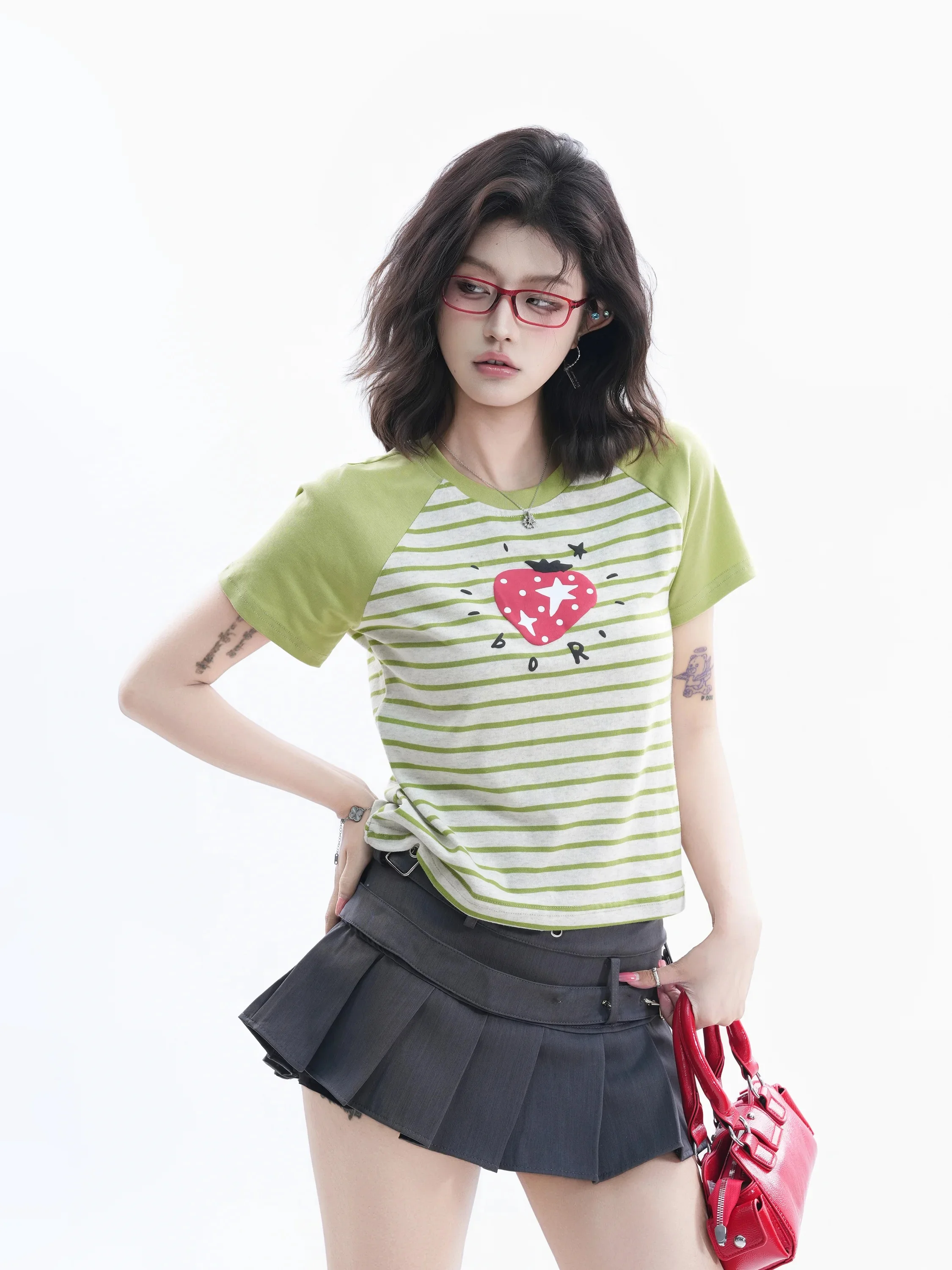 

Slim Fit Striped Short Sleeve T-Shirt Women's Strawberry Print American Retro Style round Neck Top Sweet Cool Spicy Girl Shou...