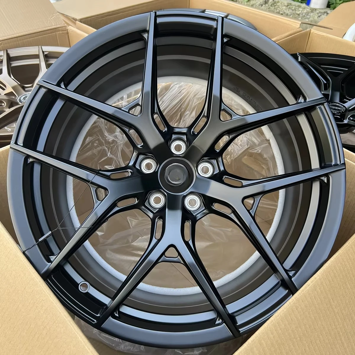 

19, 20, 21, 22, and 23-inch forged aluminum alloy wheels are lightweight and durable, designed for performance sedans and SUVs