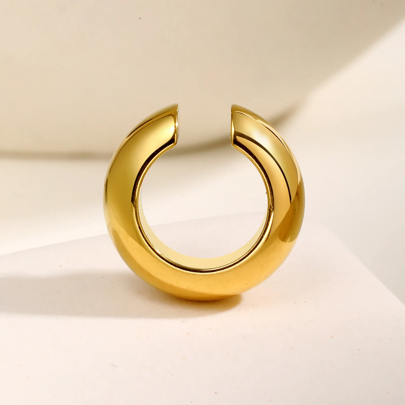 Statement Hohle Ohrknochenklemme für Frauen und Mädchen, goldfarbener Edelstahl, gefälschtes Piercing, C-förmiger Ohrknochen-Clip, Modeschmuck – Detail 4