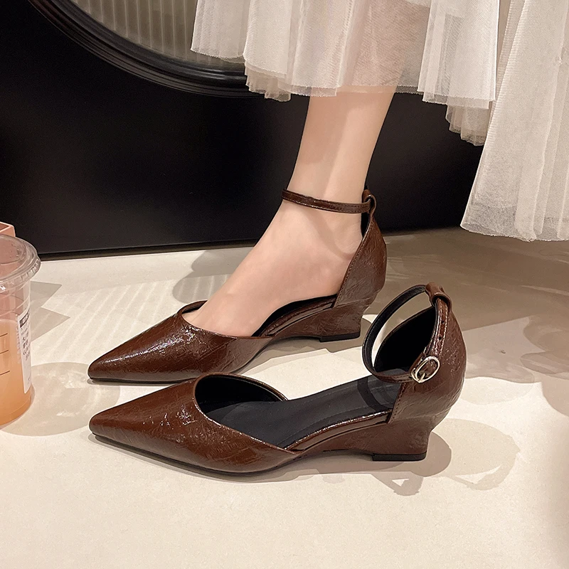 New Luxury Metallic Designer Women's Sandals 2026 Spring Sexy Pointed Toe Wedge Heels Outdoor Beach Party Sandals Plus Size