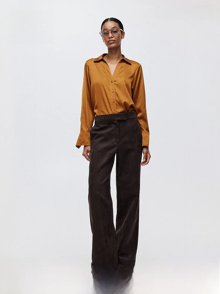 

Женская рубашка H&M: летняя модная блузка с V-образным вырезом, для офиса и повседневной носки, с длинным рукавом, из блестящего шелка, в стиле кэжуал.