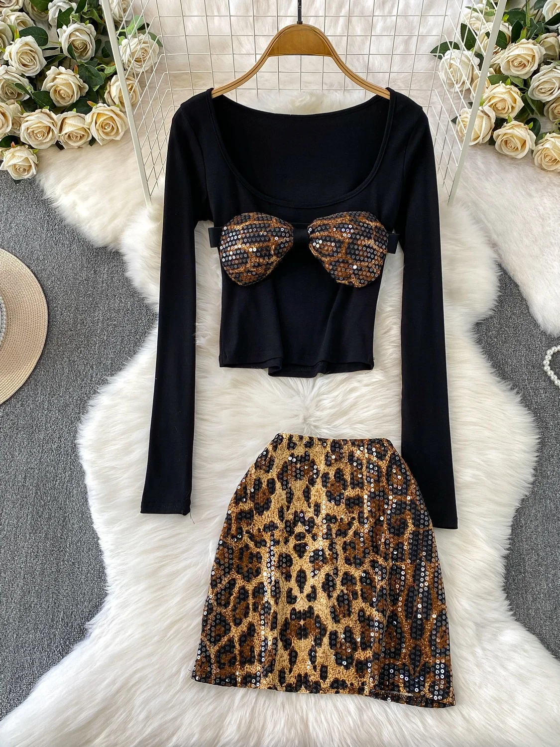 

Сексуальный комплект «Миллениум»: юбка с леопардовым принтом, топ с U-образным вырезом, нижнее белье с подкладкой и топ с пайетками