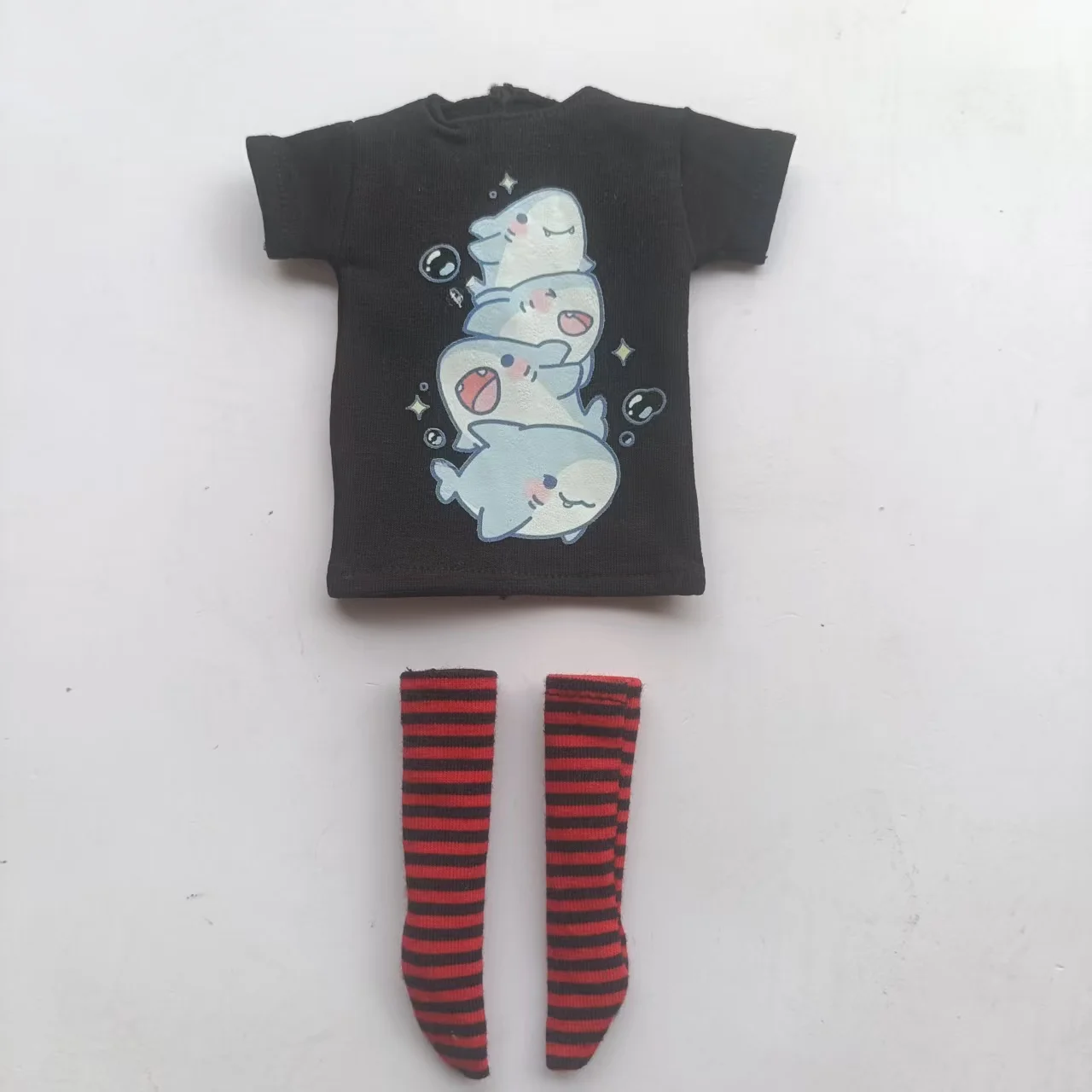 Handgefertigte OB24 1/6 Puppenkleidung, Cartoon-Print Kurzarm-T-Shirt + gestreifte Socken, kann als Zubehör für 1/6 Puppen verwendet werden. – Detail 20