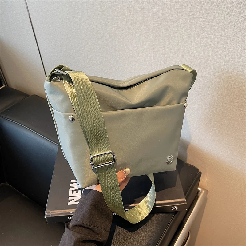 

Casual Nylon Solid Color Shoulder Bags Zipper Commuting Female Bags on Sale 2025 New Versatile Large Capacity Shoulder Bags