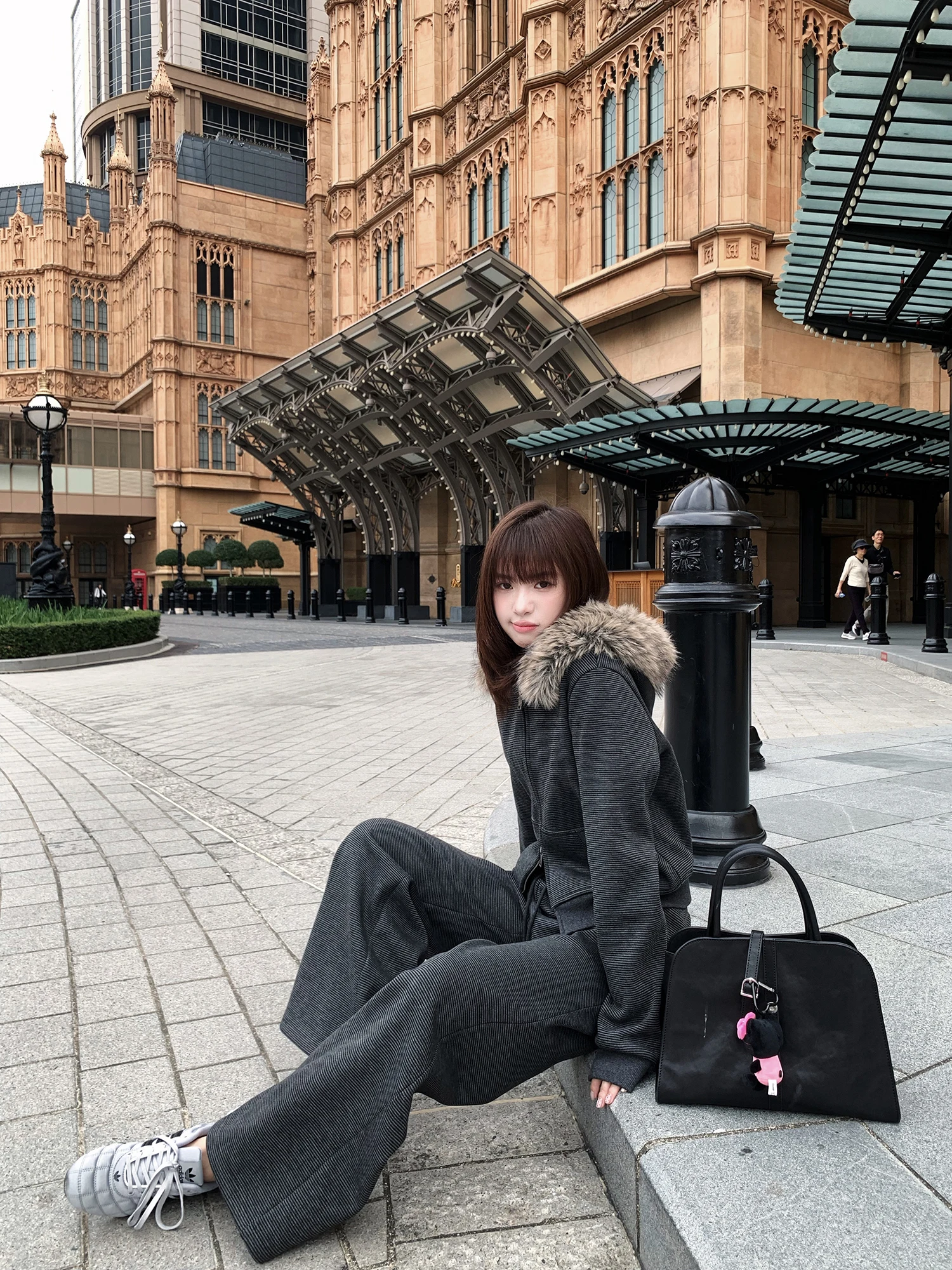 

Женский повседневный комплект: толстовка с капюшоном и большим меховым воротником, брюки прямого кроя, 540 г, цвет оливковый, модель FCE...