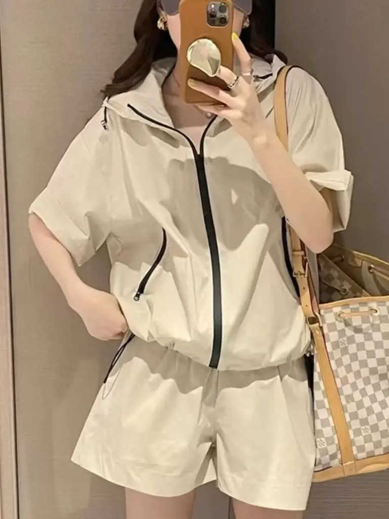 

Fashionable Summer Lightweight Loose Fit Hat Sun Protection Suit Two-Piece Set Casual High Waist Shorts Zipper Closure Women'...