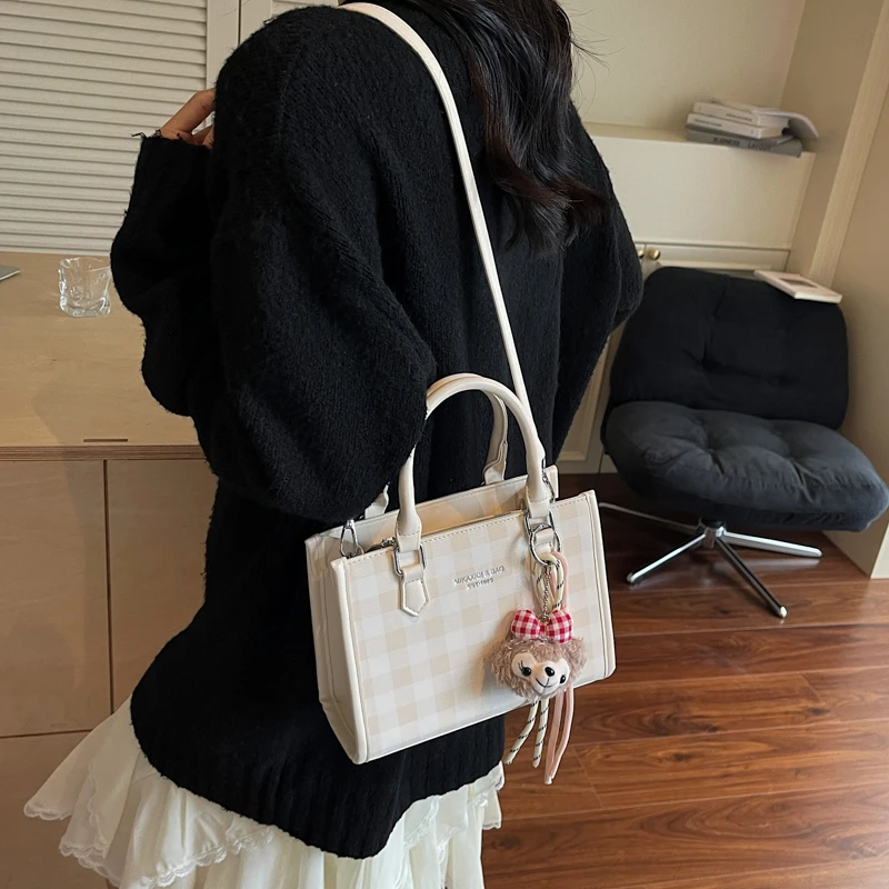 

Best Solid Color Clutch Bag For Superstar Show In Trendy Vintage Style With Logo Detail And Glamour