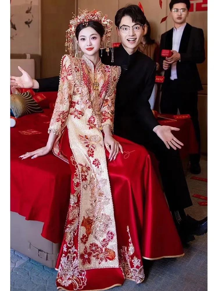 

New red wedding dress bride's engagement and toasting Chinese-style dragon phoenix