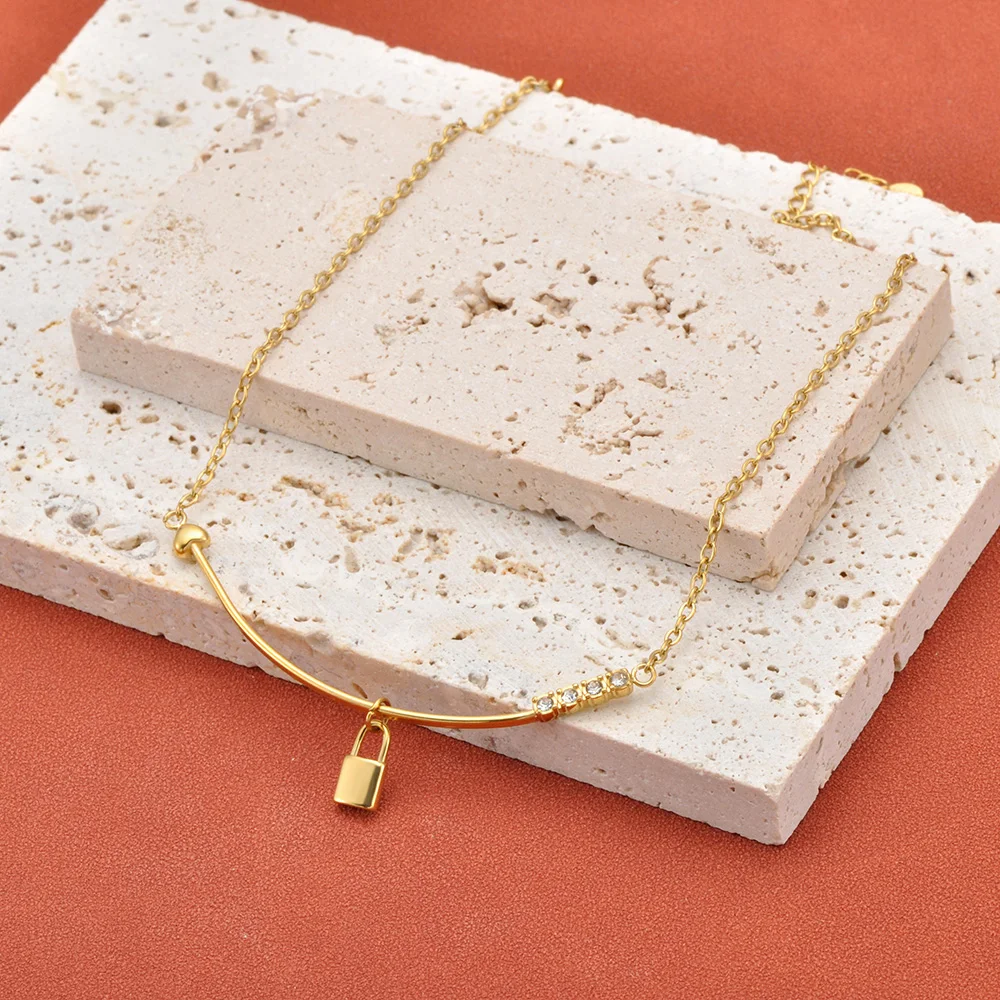 JeeMango Arrows and Lock dünne Kette mit Zirkon-Halskette für Damen, Edelstahl vergoldet, modischer, schlichter Schmuck, Geschenk N26016