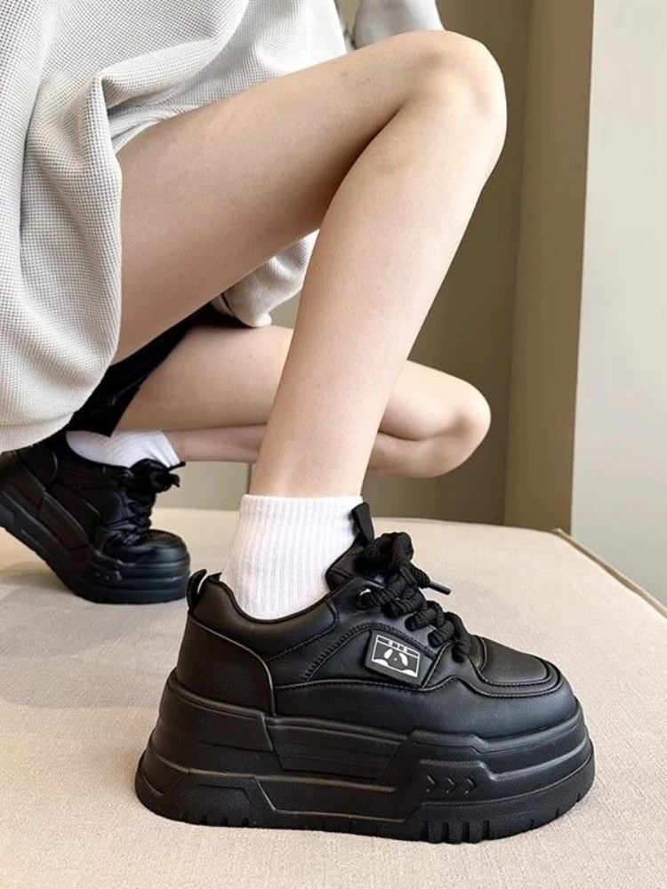 2025 جديد صغيرتي المرأة أحذية رياضية مسطحة 8 سنتيمتر الارتفاع الداخلي الباندا تصميم سليم الأبيض حذاء كاجوال للطلاب #1