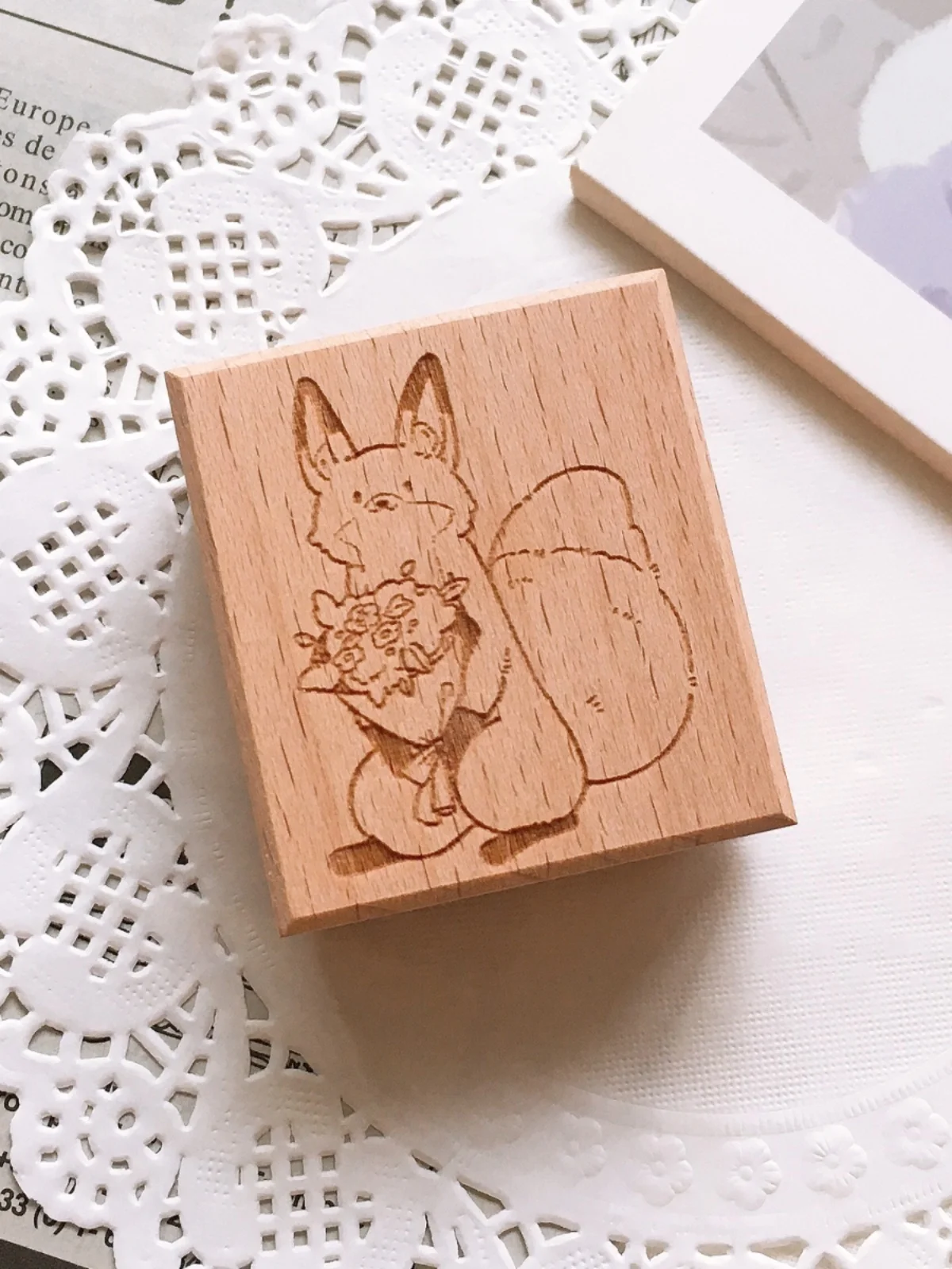 

Очаровательное маленькое животное в стиле ретро, деревянный штамп, журнальная оригинальная книжная тарелка, пушистая, острова, лазерная раскопка, березовое дерево