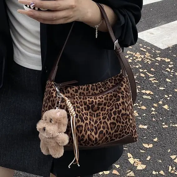 

Горячая девушка Ретро леопардовый принт большая сумка женская замшевая лоскутная большая вместительная сумка на плечо женская модная повседневная сумка подмышками 2025