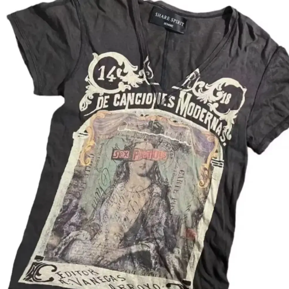Share Spiritsex printed V-neck barrel cloth T-shirt
