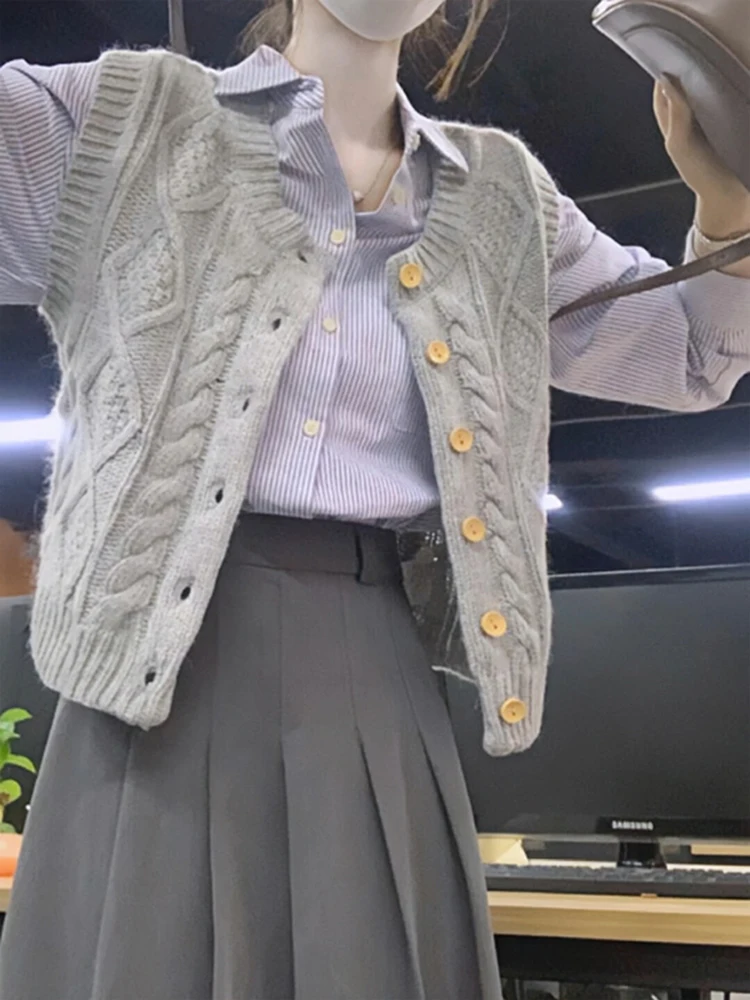 

Жилеты Жилеты Тонкие женские черные зимние стеганые с капюшоном непромокаемые пуховики ветрозащитные уличные двубортные тренировочные без рукавов