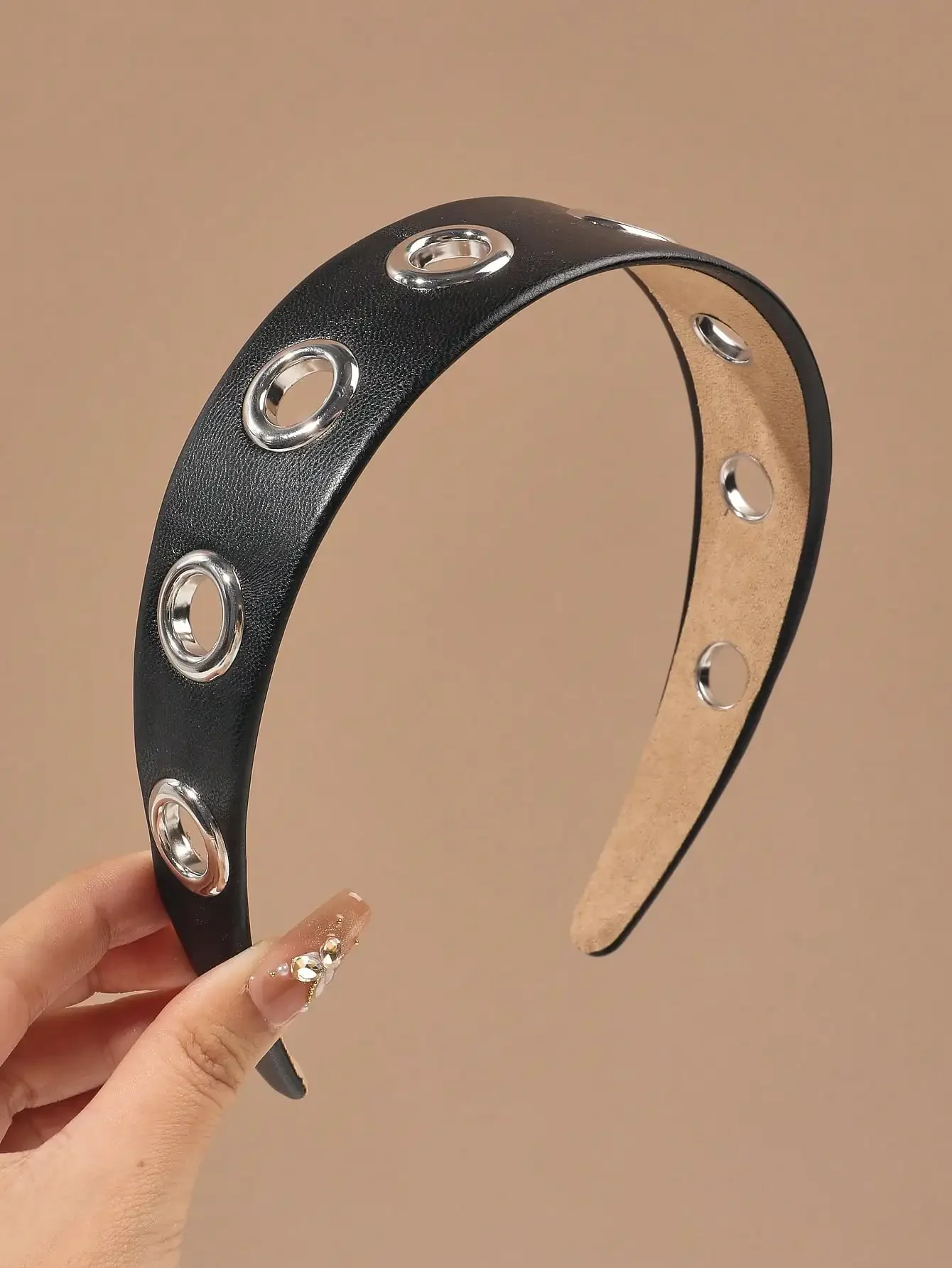 

1Pcs Autumn Winter Black Fashion Punk Leather Metal Studs Unique Hairband for Women Headband Fashion Hair Accessories
