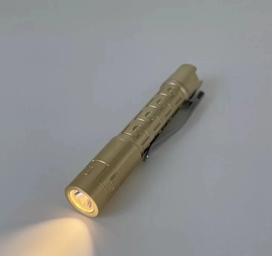 

Used EDC Brass Palm Thunderbolt Mini Flashlight 10440/AAA Battery Decompression toys