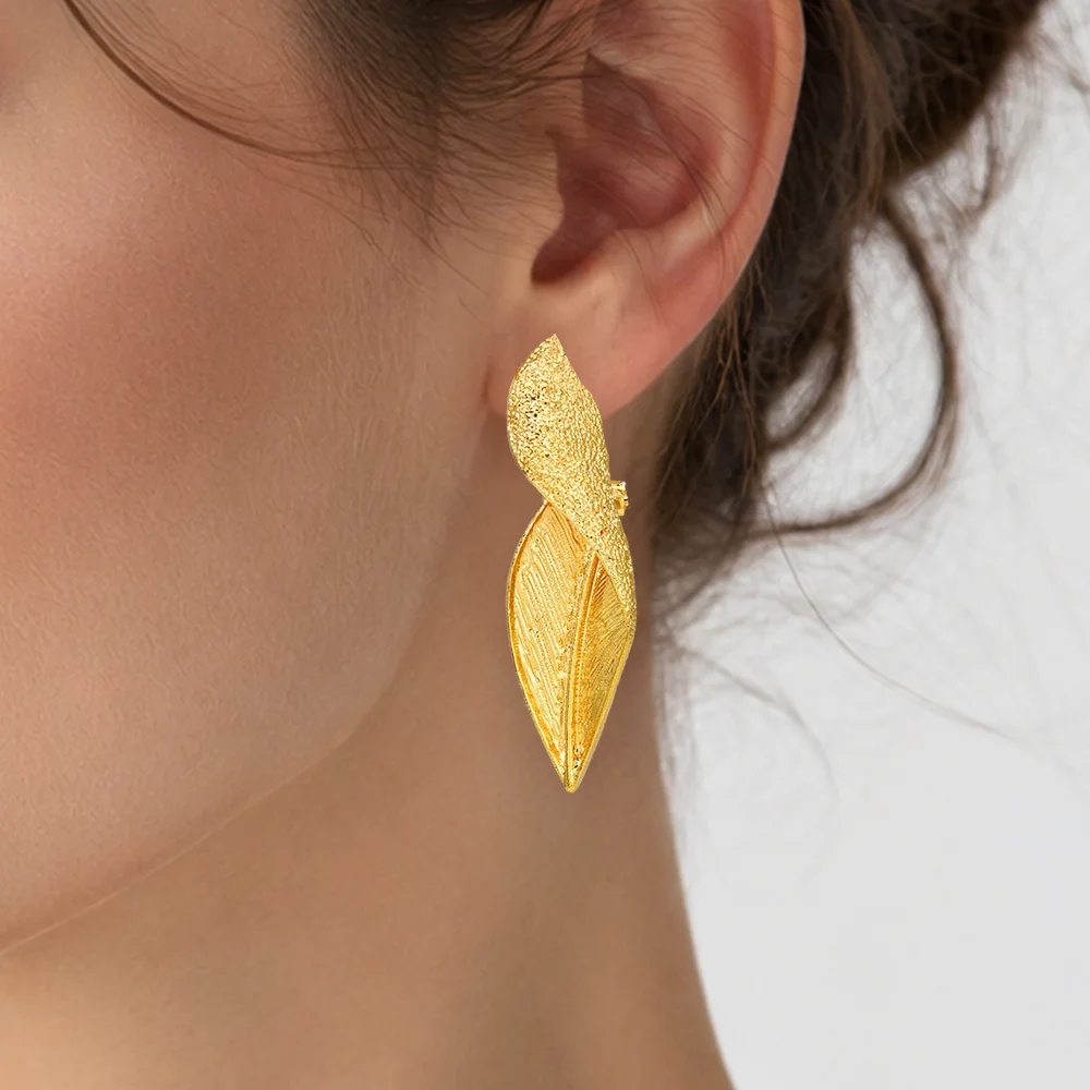 YTJX Vintage Strukturierte Gedrehte Blatt-Ohrringe, Goldfarbene Metall-Blatt-Hängeohrringe, Bohemian-Statement-Modeschmuck für Frauen – Detail 2