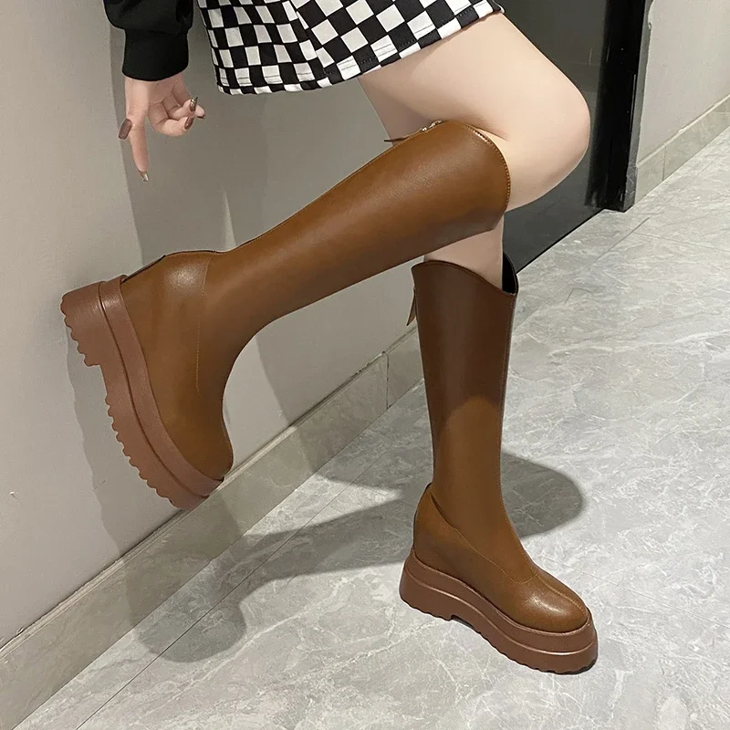 

Осень-зима 2022, высокие сапоги на танкетке, рыцарская обувь, женские кожаные сапоги до колена с круглым носком, женские сапоги до колена на молнии, мотоциклетная обувь