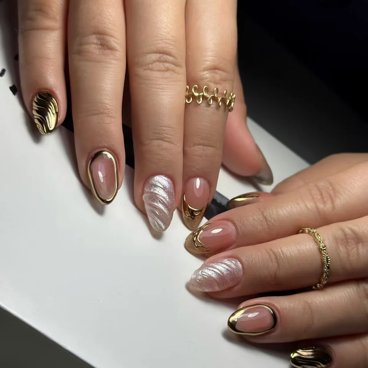 

24-Piece Gold French Tip Press-On Nails – Short Almond Shape With 3D Stripes & Pearly Glitter Fake Nails Set For Women