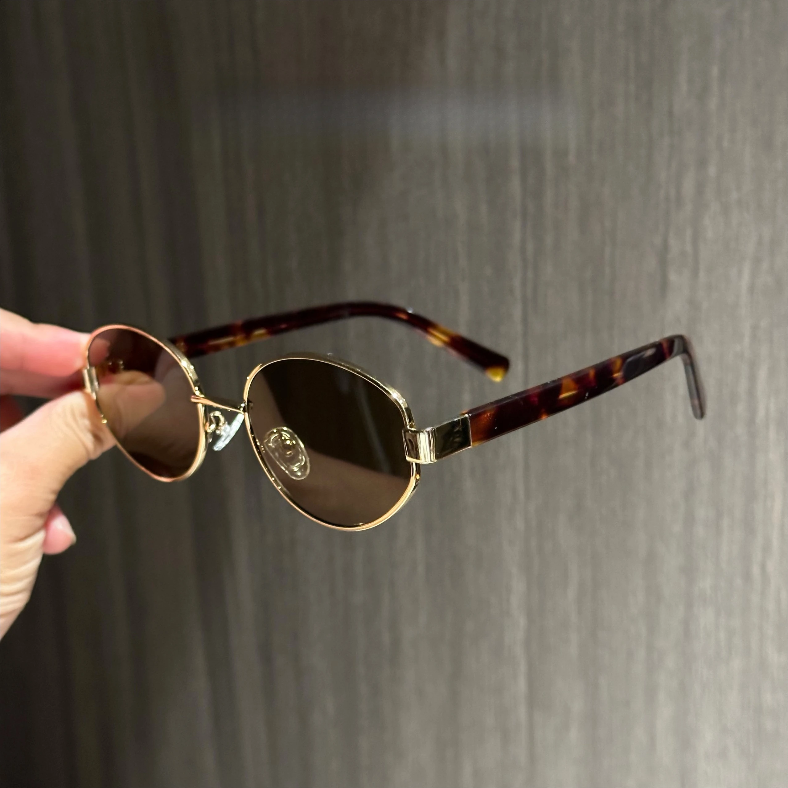 Old Qian Feng oval gold-rimmed brown leopard-print leg Y2K retro sunglasses for women, European and American style