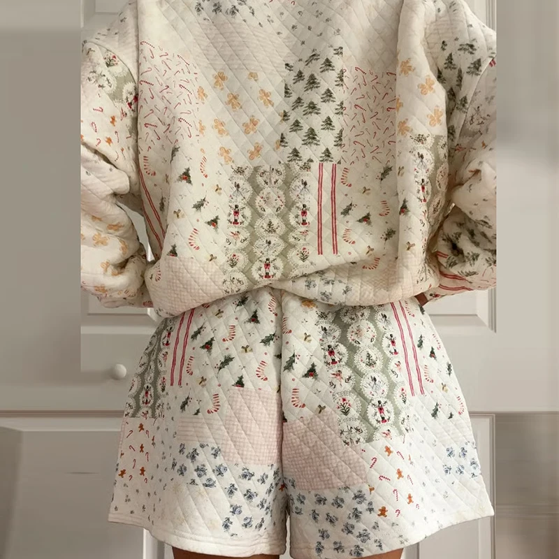 Comfortabele herfst- en winterset in lichte kleuren met bedrukt los pak, halfhoge halstop met broek, thuisset