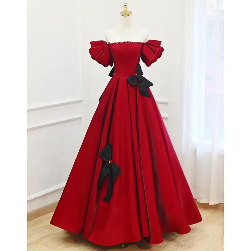 Elegante vestido de um ombro, brindar o desgaste