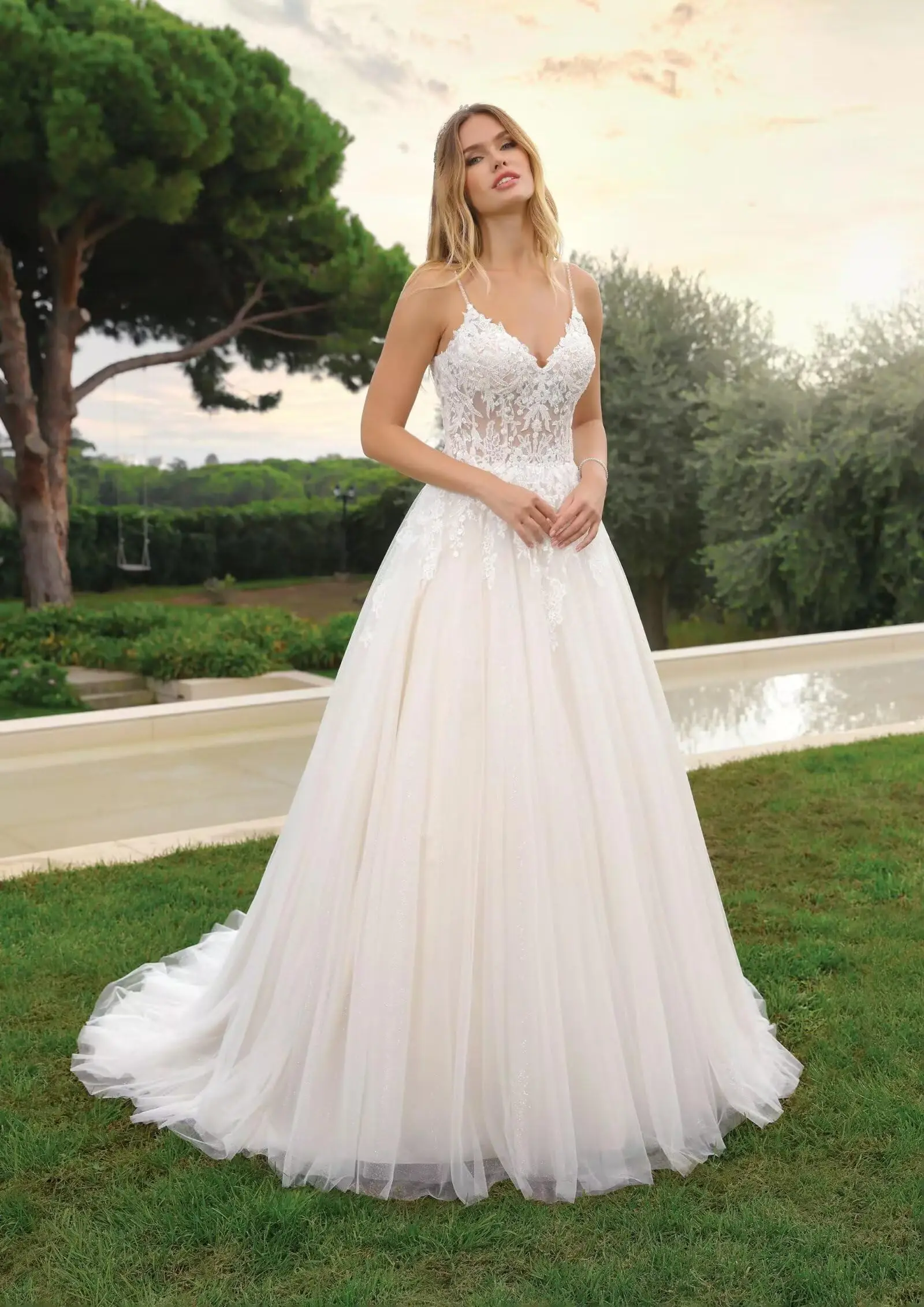 

Women's Sapghrtti Straps Long Boho Wedding Dresses for Bride Lace Beach Wedding Gowns for Women Bohemian Bridal Dress