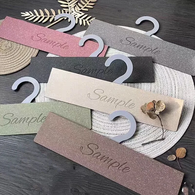 

Бумажные подвесные карточки-ценники 22 см с металлическим крючком, с вашим логотипом, по оптовой цене от производителя