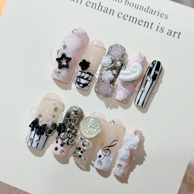 Uñas postizas retro vintage con notas musicales, estilo gyaru, francesas hechas a mano, rosa con moño y perla, arte de uñas Y2K 3