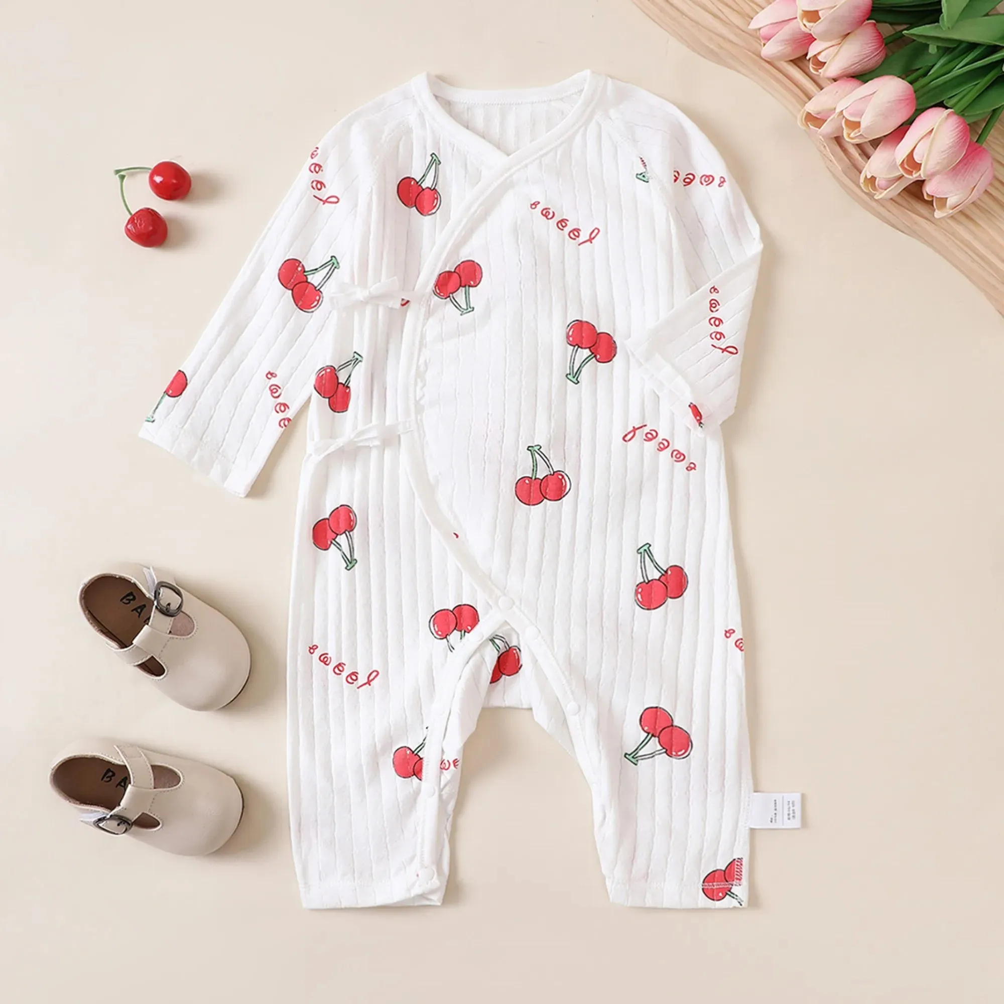 Neugeborene Babykleidung Frühling und Sommer Baumwollstoff Atmungsaktiver und bequemer