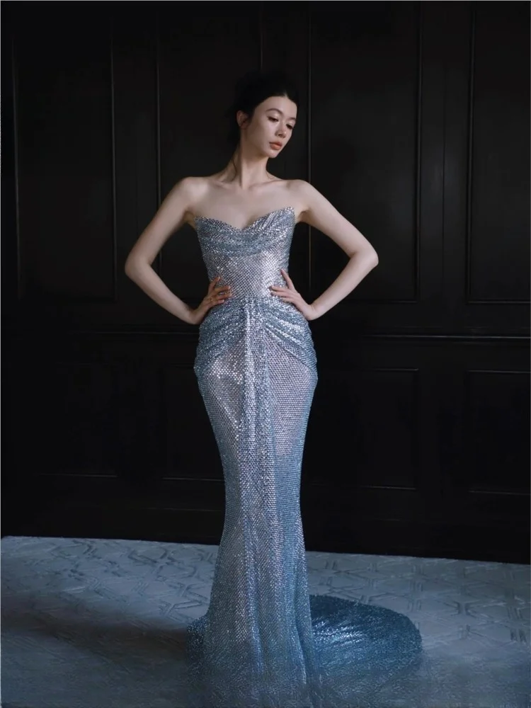 

A strapless toasting style with small tail light luxury and niche dress