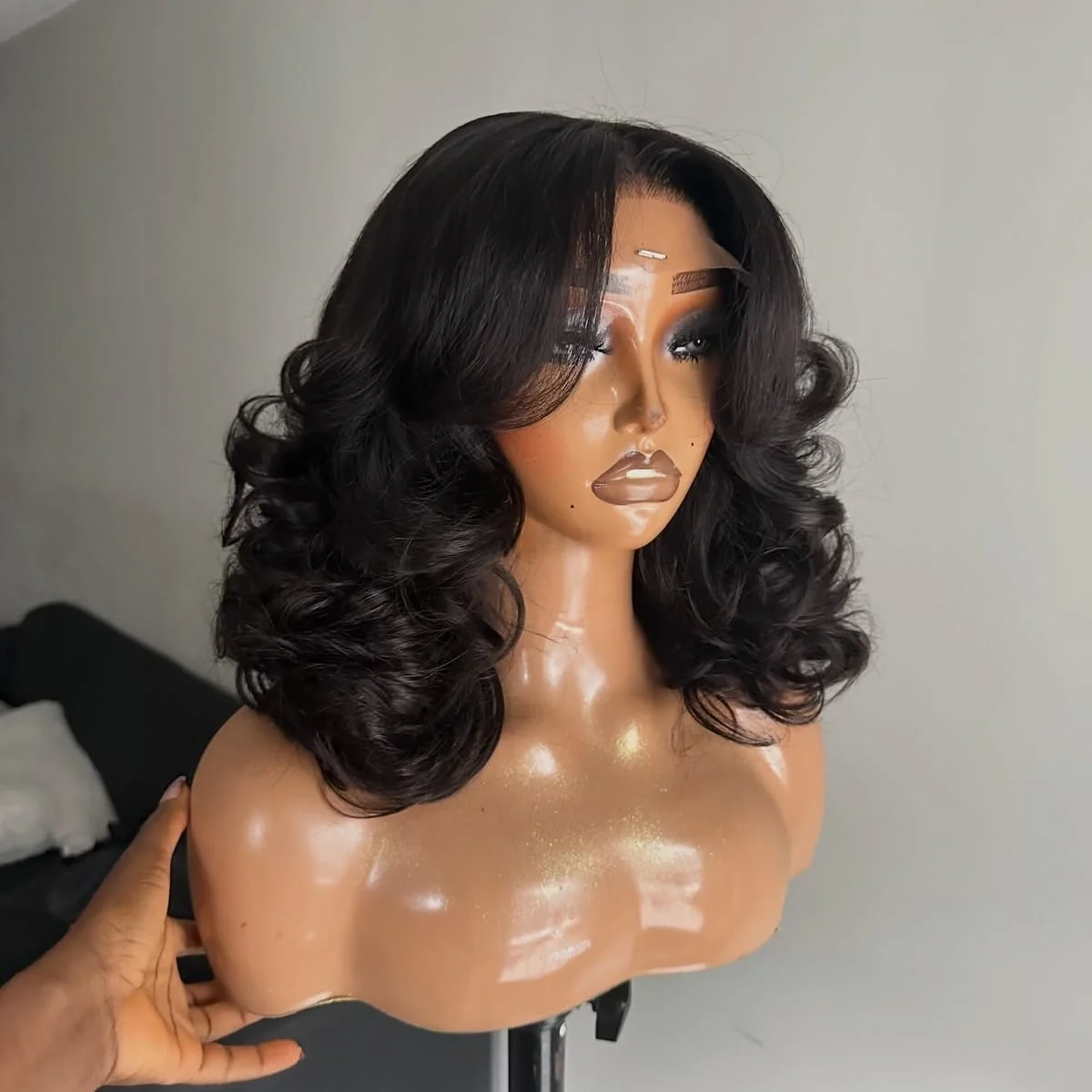 UStyleHair Schwarze Kurze Wellenperücke für Frauen 13x4 Natürlicher Haaransatz Synthetische Lace-Front-Perücke für Täglichen Gebrauch Hitzebeständig