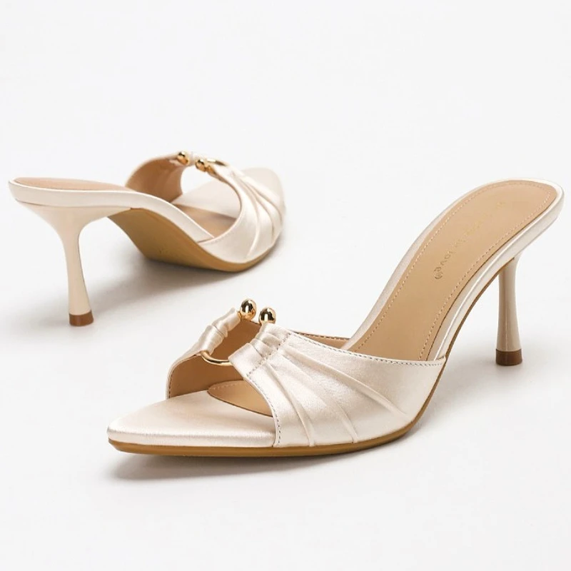 

Плиссированные атласные элегантные женские тапочки на тонком каблуке с металлическим кольцом, летние модные шлепанцы с открытым носком, сексуальные сандалии, модельные туфли, женские туфли