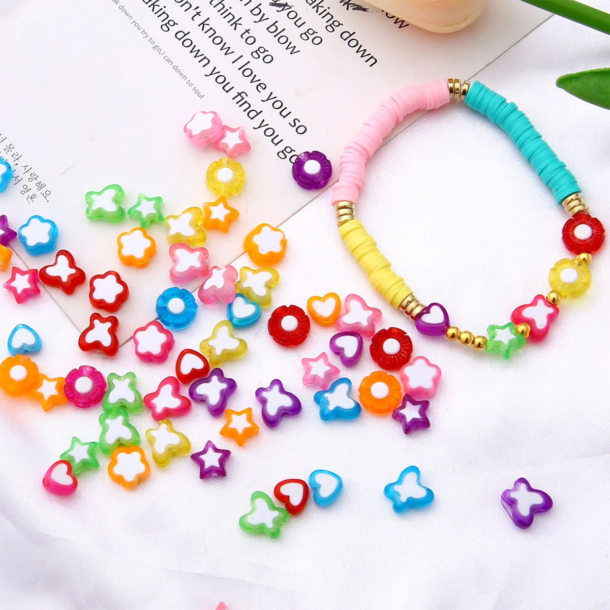 55/80 Stück wunderschöne Acrylperlen in verschiedenen Farben, Pentagramm, Blumen, Schmetterlinge, Herzformen für Armbänder, DIY-Schmuckherstellung – Detail 5