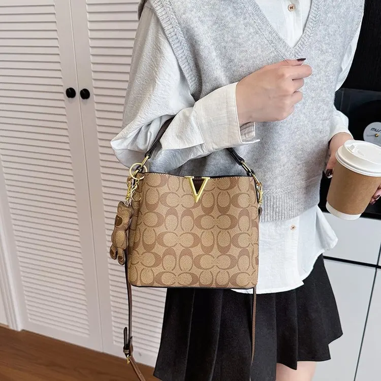 

Stylish Designer Letter Print Diaper Bag For Women Luxury Leather Tote Large Capacity Elegant Crossbody Shoulder Bag Unique