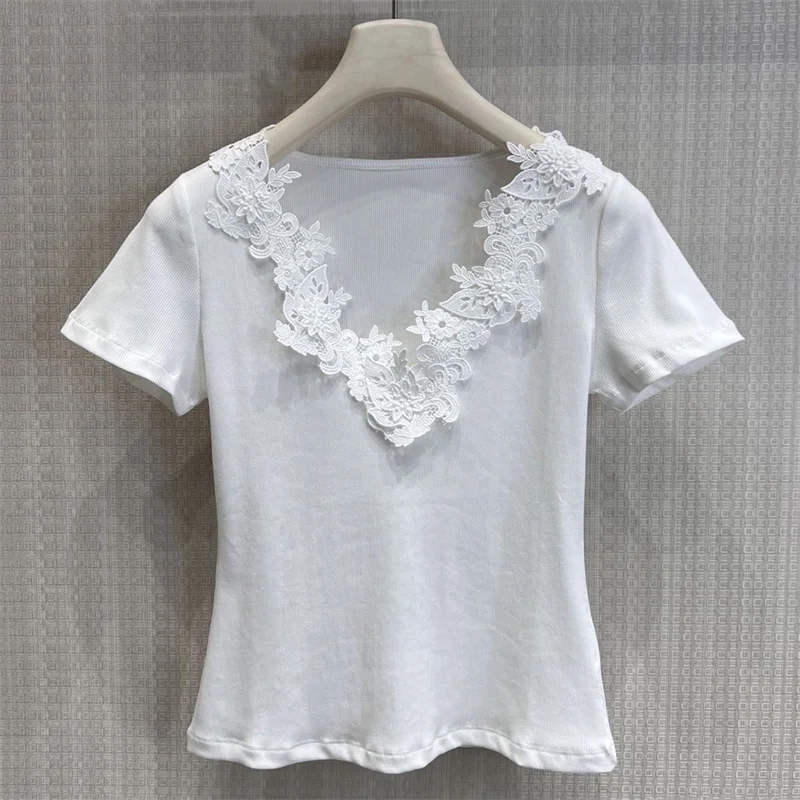 

Женская футболка: Новая эластичная вязаная облегающая футболка с коротким рукавом для лета 2026 года, из смесового хлопка, с V-образным вырезом, вышивкой цветами и корсетным эффектом.