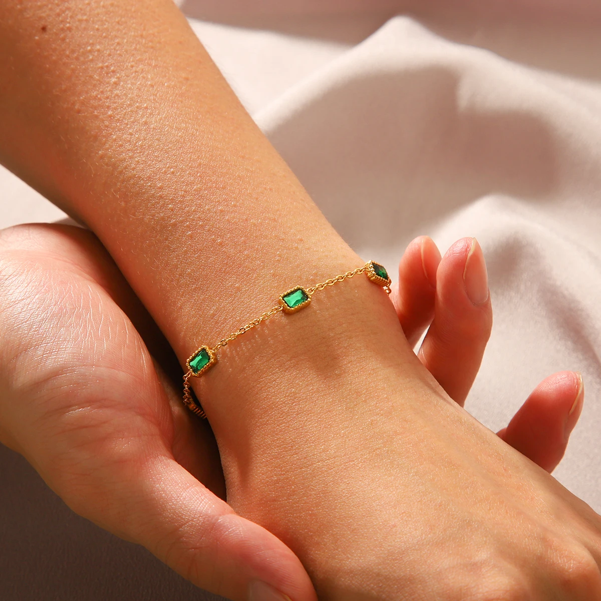 17CM Stainless Steel Gold-plated Emerald Zircon Bracelet Charm Fashion Women's Hand Ornament Elegant Valentine's Day Gift