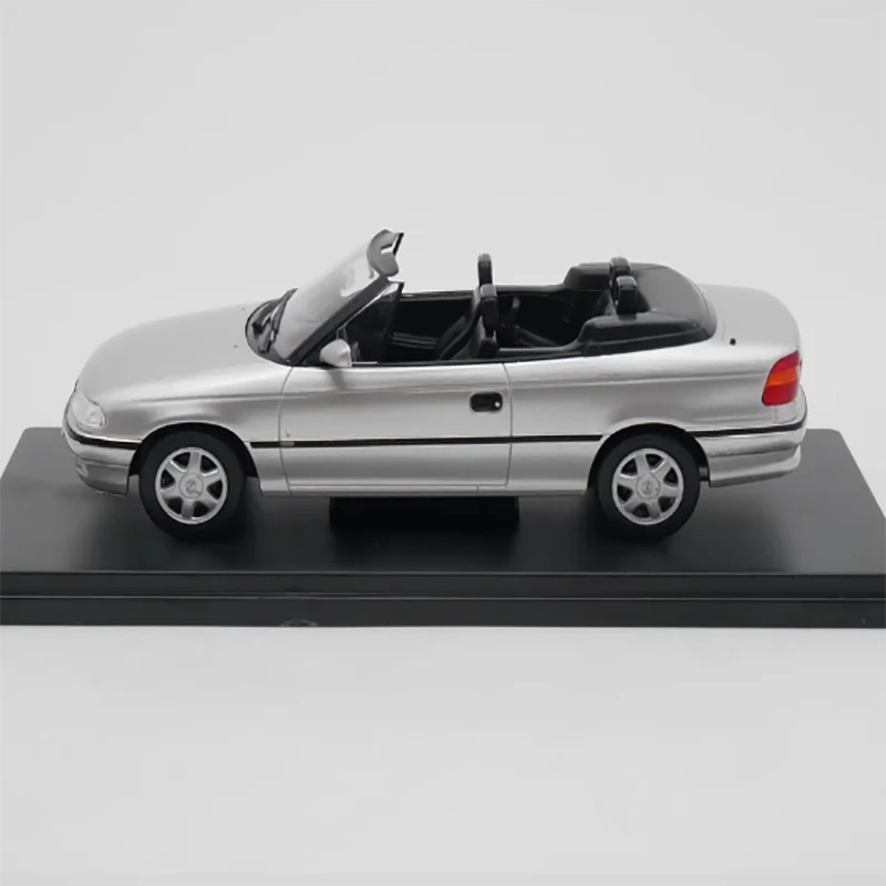 Diecast 1:24 Scale Ixo Opel Astra F Cabrio Bertone 1995 Opel convertible Yate Car Model Finished Collection Gift Toys Display ﻿