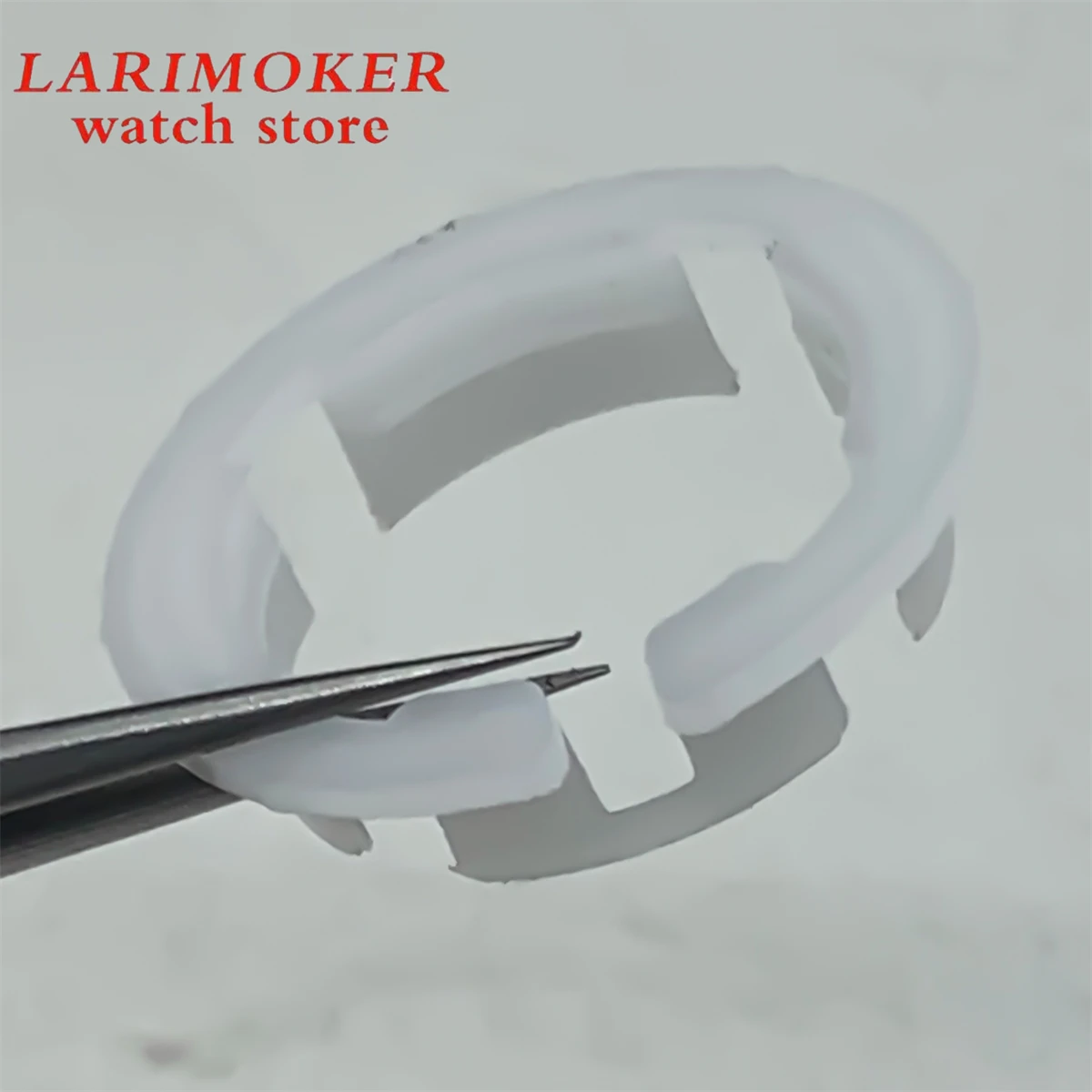 El sujetador de movimiento NH05 se utiliza para asegurar la carcasa del movimiento NH05