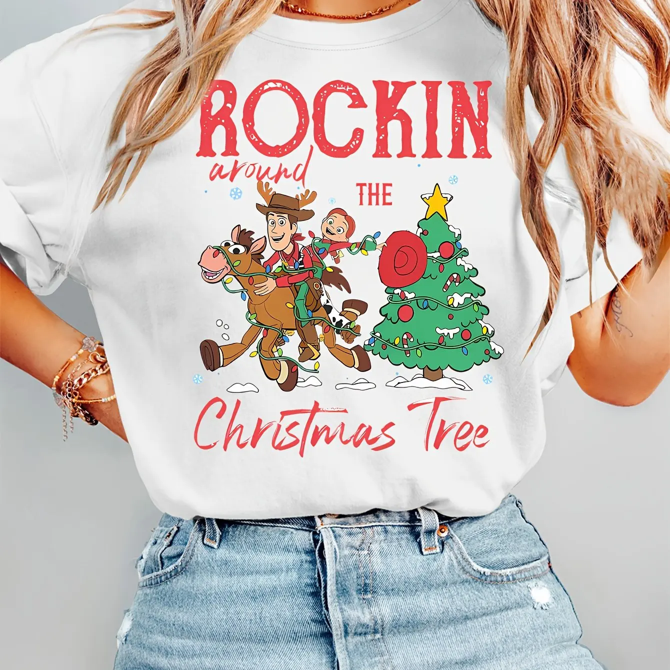 تي شيرت نسائي من Disney Toy Story لعيد الميلاد، تي شيرت رسمي لفيلم الرسوم المتحركة Pixar مع تصميم قلب أحمر وودي جيسي ناعم قابل للتمدد