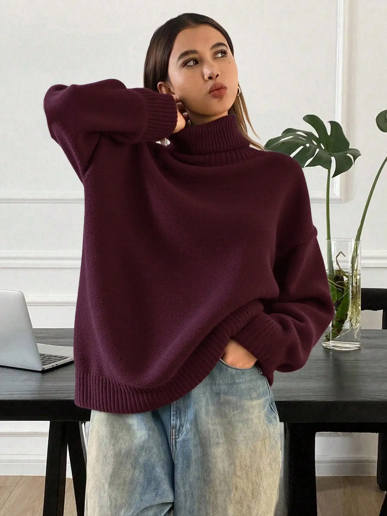 

Женский однотонный свитер с высоким воротом, спущенным плечом и длинными рукавами для осени и зимы