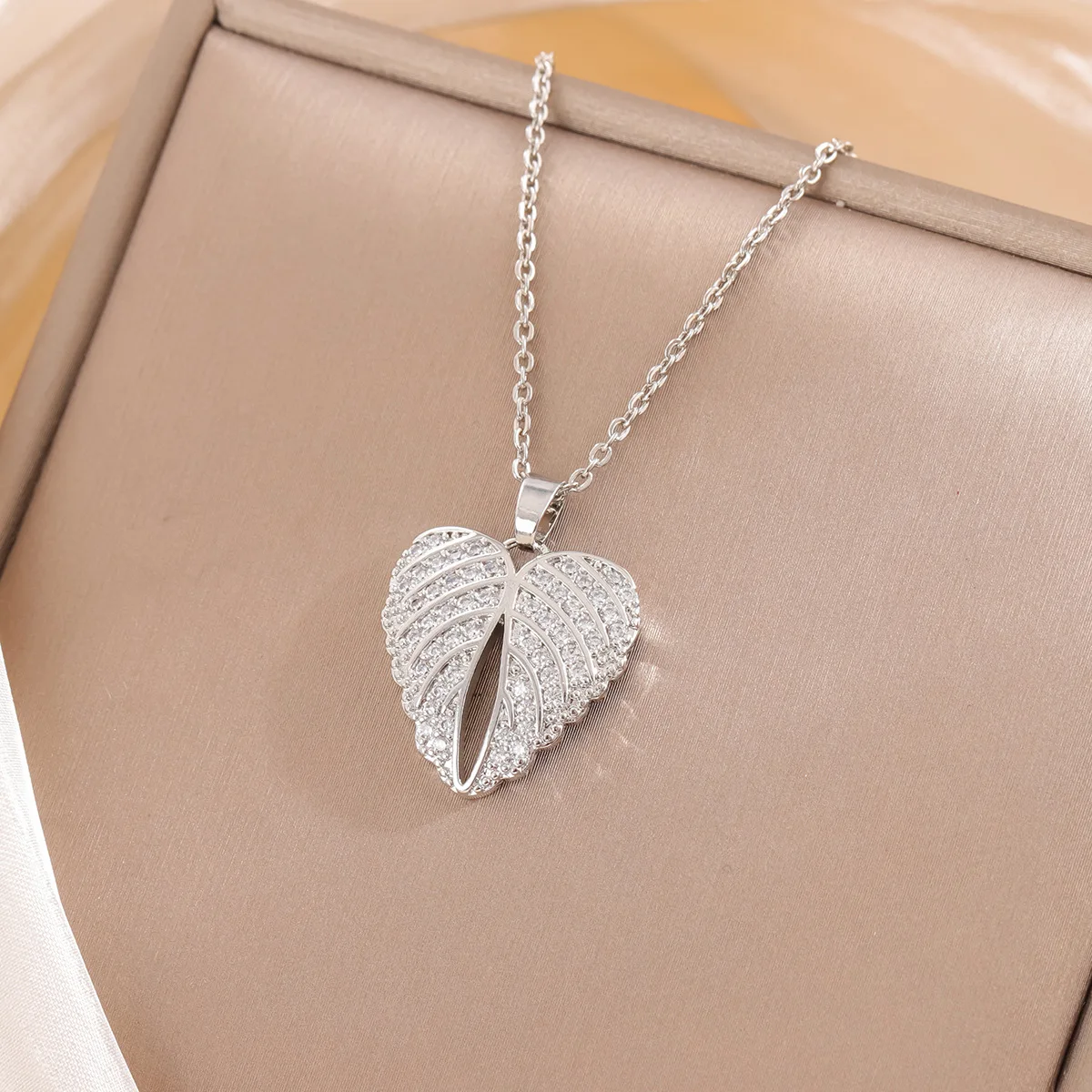Modische Kristall-Engelsflügel 925 Sterling Silber Schmuck Persönliche Herzförmige Anhänger-Halsketten XL296