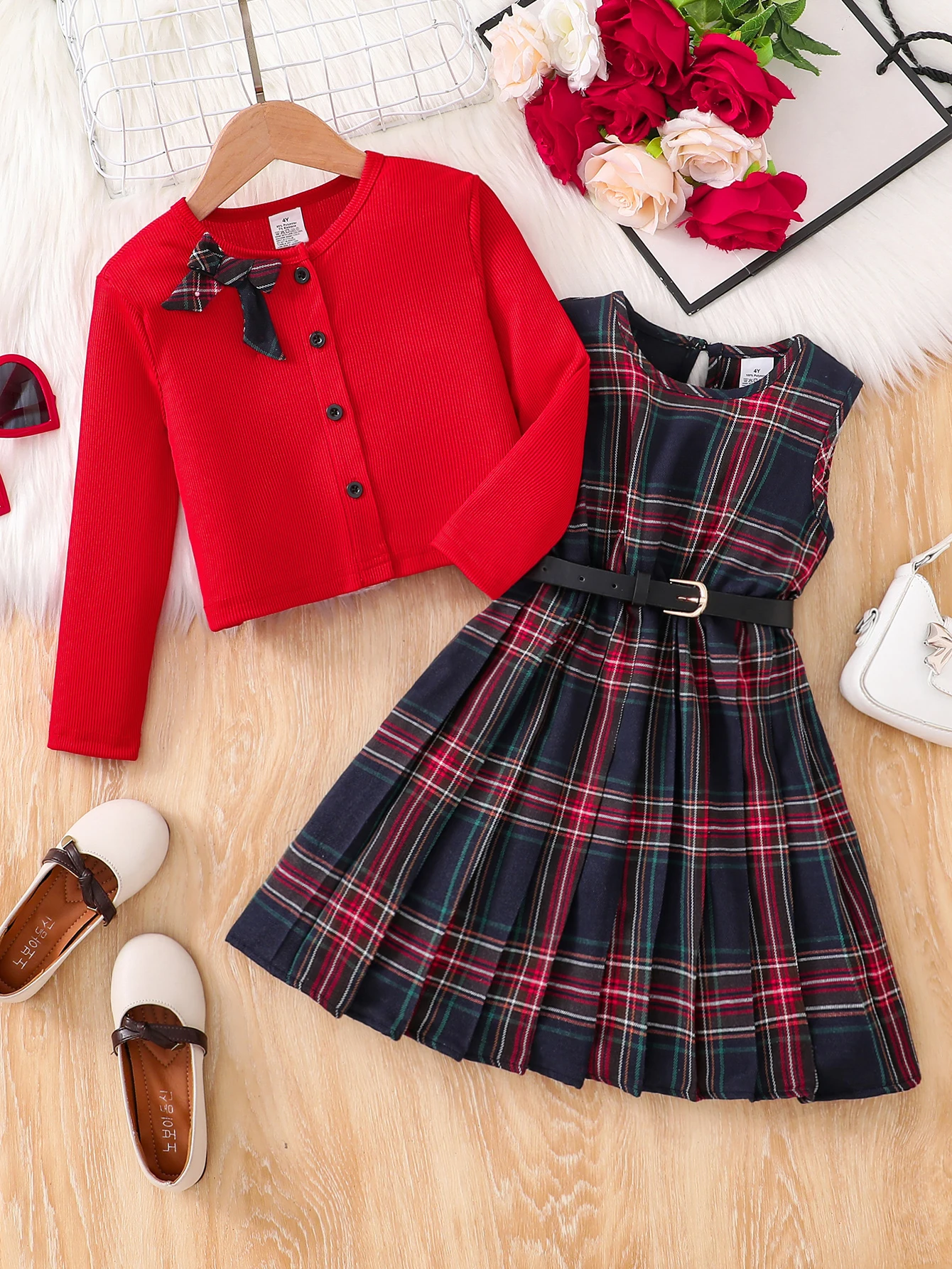 2-teiliges Set: Lässige rote Strickjacke für Mädchen + kariertes Kleid für Frühling, Herbst und Winter. Mädchen-Oberbekleidung im Preppy-Stil mit Fliege, gepaart mit einem taillierten Kleid, einem